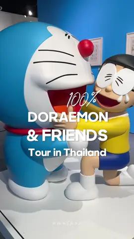 ขยายเวลาจัดแสดงแล้วน้า!  𝟭𝟬𝟬% 𝗗𝗢𝗥𝗔𝗘𝗠𝗢𝗡 & 𝗙𝗥𝗜𝗘𝗡𝗗𝗦 𝗧𝗢𝗨𝗥 𝗜𝗡 𝗧𝗛𝗔𝗜𝗟𝗔𝗡𝗗  เพิ่งไปเดินดูนิทรรศการมาแบบไม่คาดหวังอะไร แต่คนที่อินสุดแบบออกนอกหน้ากลับกลายเป็นเราเองนี่แหละ 🤣 เหมือนได้เจอเพื่อนเก่าที่ห่างกันไปนานมากกกก นิทรรศการนี้จะพาเราเดินเข้าไปในโลกของโดราเอมอนแบบเต็มตา มีทั้งภาพมังงะ หุ่นโดราเอมอนและผองเพื่อนขนาดเท่าคนจริงมากกว่า 100 ตัว และฉากจำลองต่างๆจากในเรื่อง ทั้งสนามหลังบ้าน ประตูวิเศษ ท่อปูน ตู้ลิ้นชัก ไม่ว่ามองไปมุมไหนก็รู้สึกคุ้นเคยกับทุกฉากมากๆ อย่างกับว่าได้แวะมาเยี่ยมบ้านสมัยยังเป็นเด็กซะงั้น ถ้ามีเวลา อยากชวนให้ไปกันนะ...บางความสุขจากวัยเด็ก ยังมีอยู่ครบเลย   🚩𝟭𝟬𝟬% 𝗗𝗢𝗥𝗔𝗘𝗠𝗢𝗡 & 𝗙𝗥𝗜𝗘𝗡𝗗𝗦 𝗧𝗢𝗨𝗥 𝗜𝗡 𝗧𝗛𝗔𝗜𝗟𝗔𝗡𝗗 📅 ขยายเวลาการจัดแสดง   วันนี้ - 20 กรกฎาคม 2568 📍 ICONSIAM Attraction Hall Fl.6 #มาเธอ #ตามฉันมา #อย่าลืมตามฉันมานะ #DORAEMON100TH #DORAEMON100 #DORAEMON #JapanAnimeMovieThailand #JAM #Majorgroup #ICONSIAM #INCUBASEStudio #eventpass #Trendic #TrendicEvent #MRT #AllRightsReserved