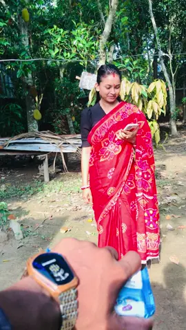 মুখে মায়াবী হাসি থাকলে আর কি লাগে 🙂