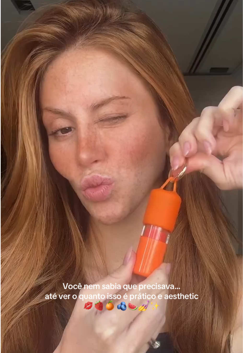 🍓✨ Liberdade em cada encaixe! ✨🍉 Nossa case foi feita em silicone flexível pra acompanhar o seu ritmo: encaixe na tampa ou na base do seu #LipJuice e pendure onde quiser na bolsa, na calça, no colar ou até na pulseira E o mais legal? Você pode explorar como quiser: case de morango no Lip Juice de Melancia? Sim! Blueberry com Tangerina? Também pode! 🫐🍊 Mais estilo, mais praticidade, mais diversão 🍇🧃 #LipJuice #MariMariaMakeup