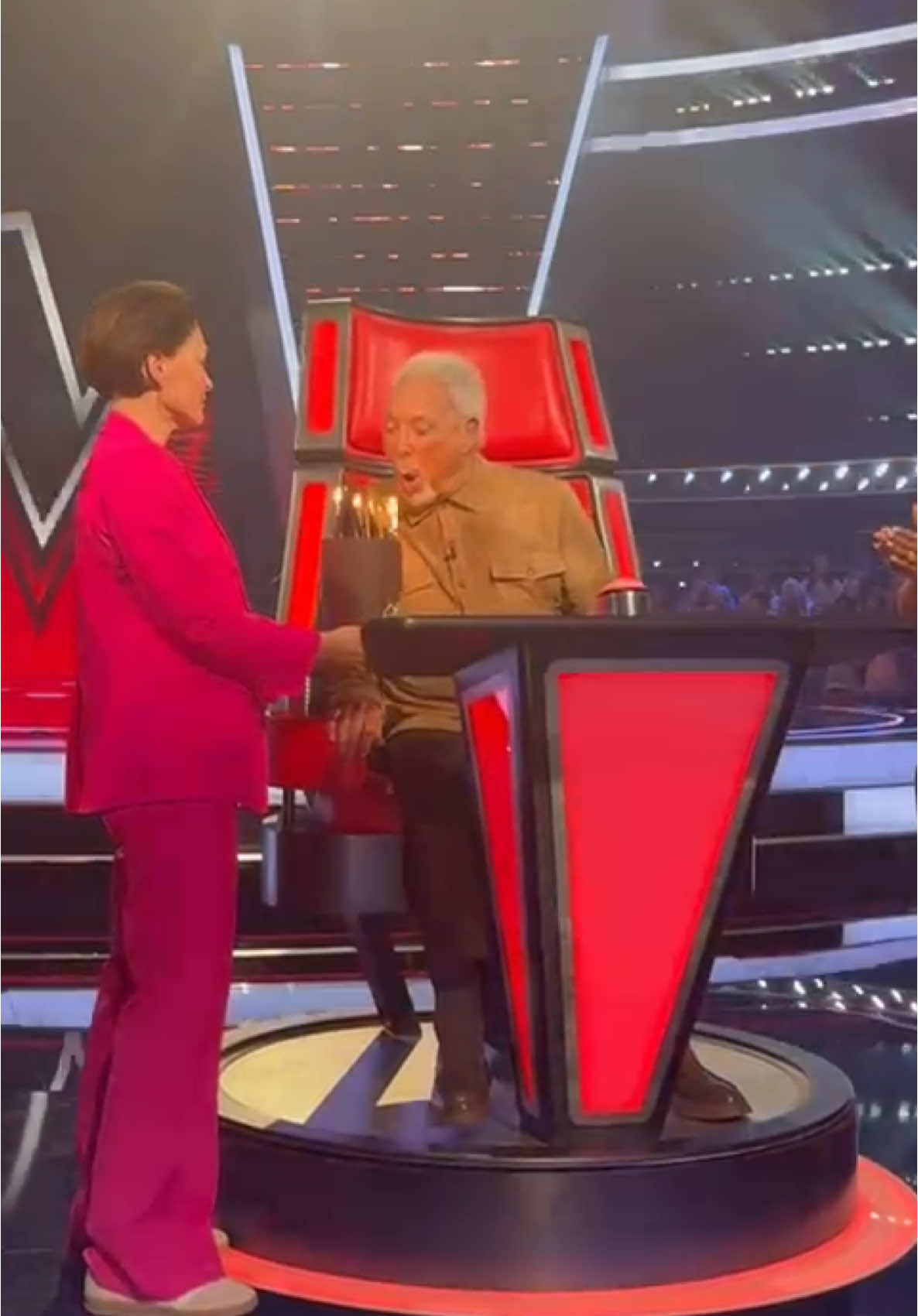 What a lovely surprise from my @thevoiceuk family today! 🎂🎉❤️