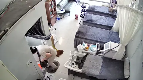 “Có ai đang vắng khách giống em không… Spa sạch – đồ đẹp – tay nghề xịn – mà khách thì bảo ‘để chị thu xếp’ 😭” 👉 Các chị chủ spa, lên tiếng đi cho em đỡ tủi 😅 #SpaLife #VangKhach #ChiChuSpa #MyeSpa #SpaVuiVe #TikTokSpa