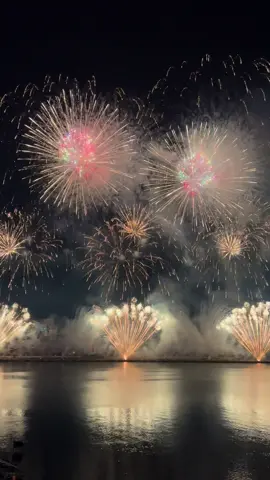 Mãn nhãn với phần trình diễn ph.áo hoa của đội tuyển Việt Nam 2 với nền nhạc thật ý nghĩa. #DIFF2025 #lehoiphaohoaquoctedanang 