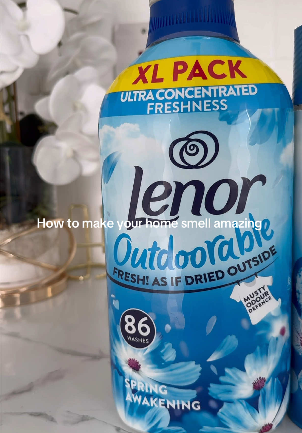 How to make your home smell amazing ✨ #fabricsoftener #fabricsoftenerhack  #fabricsoftenertrick #smellsgood #smellssogood #homehacks #hacks #howtotiktok #CleanTok #cleaningtiktok #fyp 