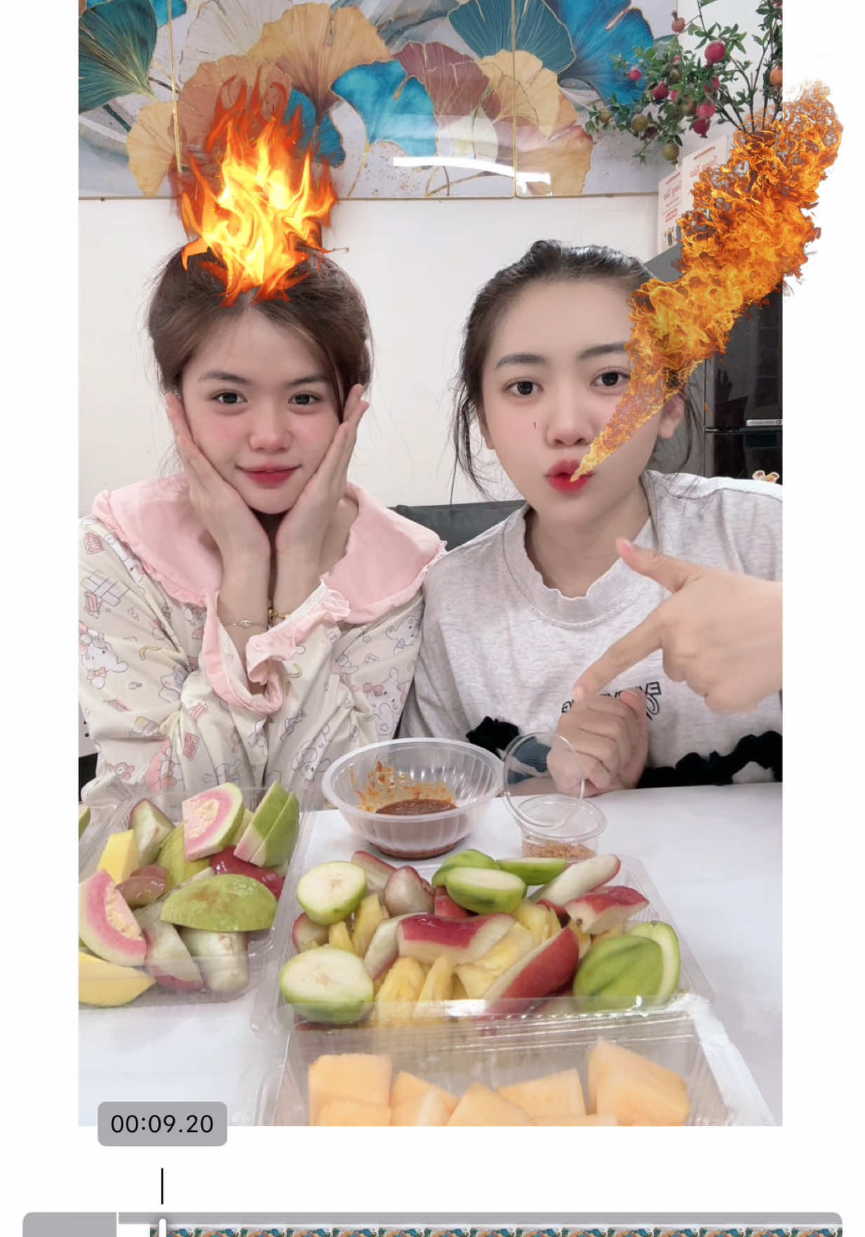 Chị em mình đang thi Ai ăn cay tốt hơn? Mọi người đoán áo hồng hay áo xám thắng 🤗 #sangtaobeauty #muckbang #baongoc 