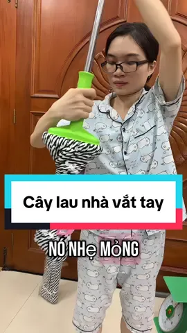Cây lau nhà vắt tay nhẹ, vắt khô, bông lau thấm hút nước tốt, vắt êm tay lắm nhen, nhà tui xài loại này từ đó giờ mà mỗi tội chưa tới 1 năm là phải thay mới nên tui mua luôn 2 cây #caylaunhavattay #caylaunha 