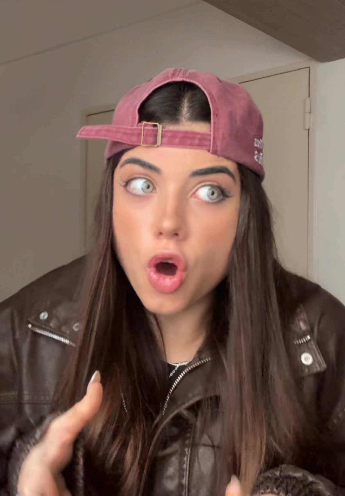 es solo una amiga ajajsjajajja si les gustó lo hago en la versión larga