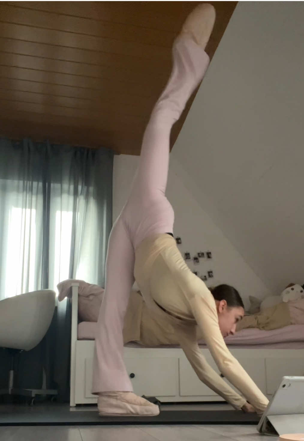 #ballet #flexibility #stretching #dance #pilates #ballerina #fyp #viral #ballettok #balletcore 
