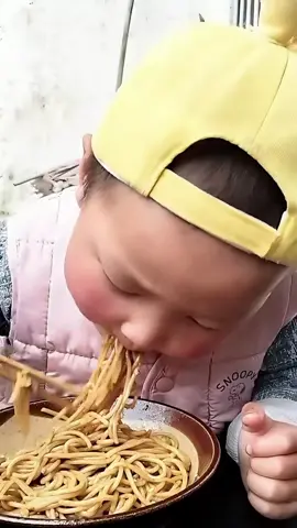 eating baby#trendyhairstyle #babytok #babylove #trendy #babyfever #thatbabaythatdoesntblink