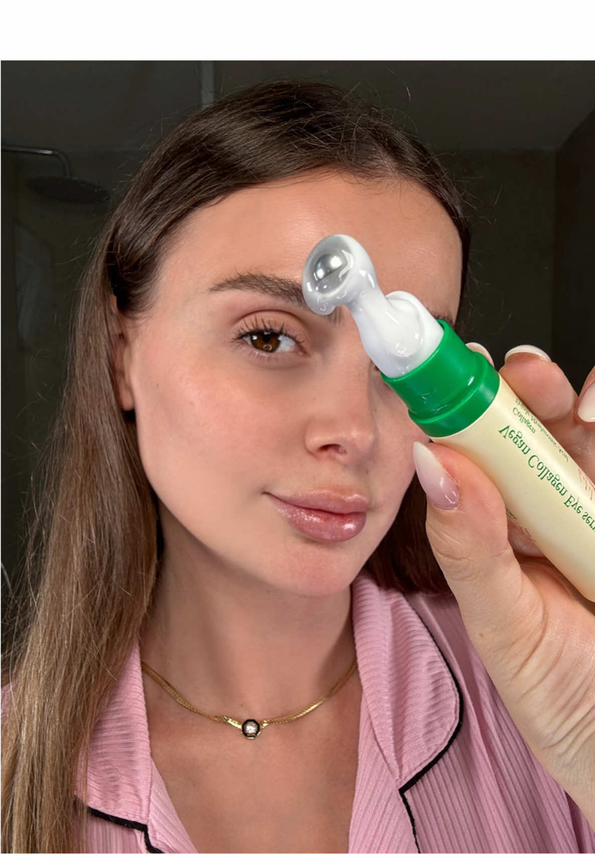 Always reach for this vegan collagen eye serum to honestly depuff, brighten & hydrate my eyes in seconds 🤭💚 #eyeyoga @AXIS-Y  #skincare #skincareroutine #skincareviral #skincareproducts #skincaretips #skincaregoals #axisy #eye #eyeserum 