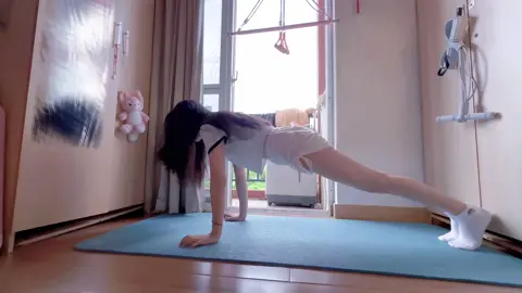 咖啡不苦 心不堵 忍忍再来做两组. #xuhuong #trending #outfit #OOTD #doxinh