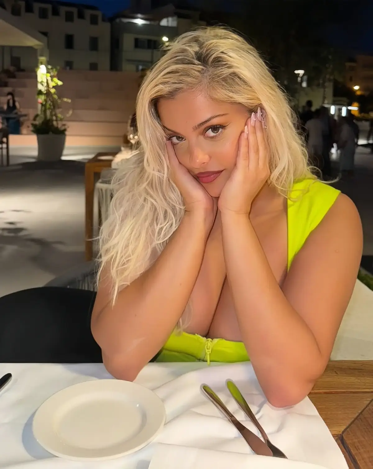 Bebe via instagram story, night one in Europe dining with @ sydnee_rai 💜 @beberexha @bukirxa #beberexha #rexhars #rexhar #beberexhafan #beberexhavideo #beberexhamusic #bletarexha #rexha #music #mv