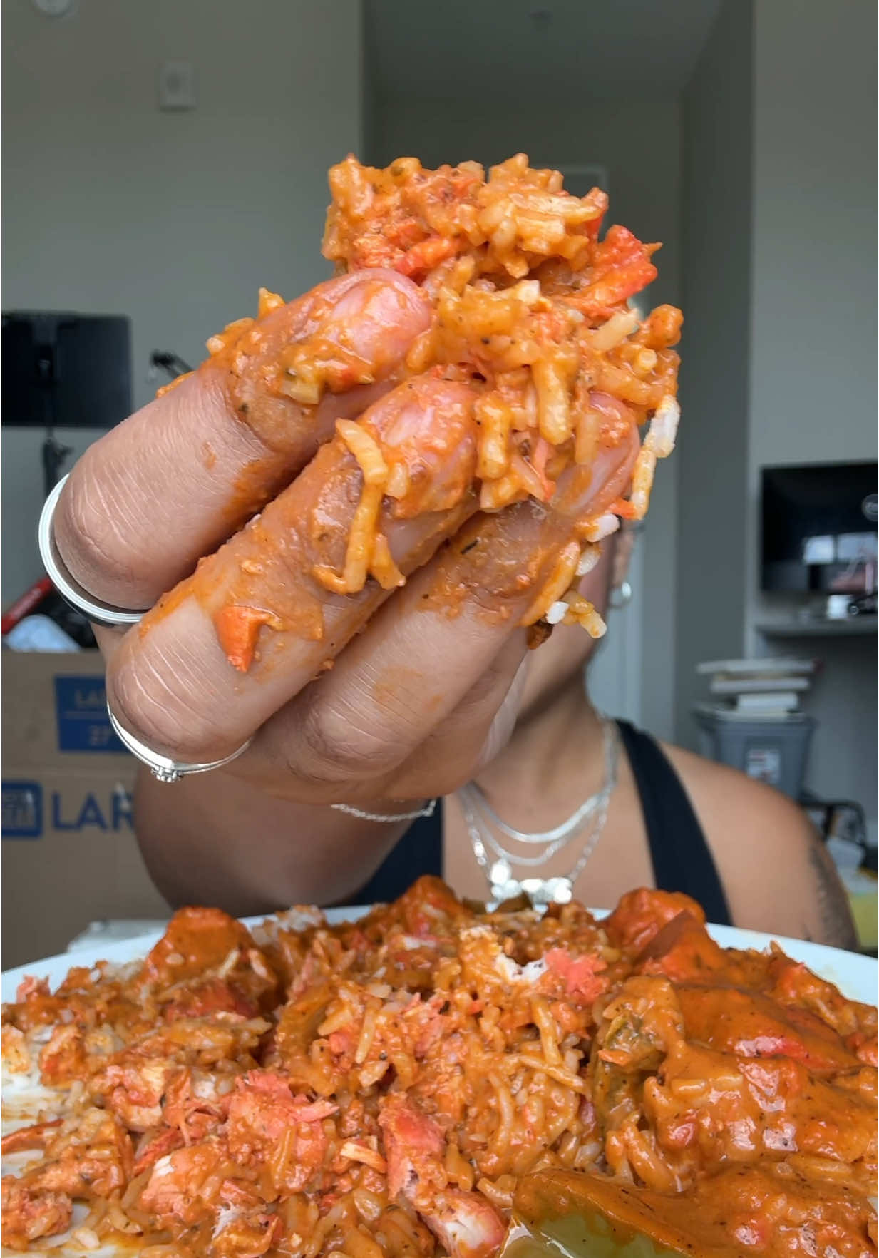 Indian food will always be my fav ❤️ chicken, tikka masala, and vegetable Samosa 10/10 🔥 #indianfood  ##mukbang##mukbangasmr##eating##Foodie##foodtiktok##foodcritic##eatingshow##hungrytiktok##muckbang##fyp##fypシ##foryourpage##viral