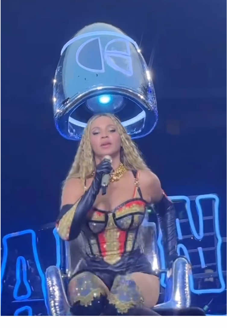 Beyoncé in London (night 2)!! cc: #cowboycarter #cowboycarterbeyonce #cowboycartertour #beyonce #beyoncé #beyoncetour #beyoncetour2025 #beyoncé #f1 #metgala #jamescharles  #yaya #cowboycarter #london #tottenham #tottenhamstadium #metlifestadium #eastrutherford #cowboycartertour #tottenhamhotspur @Parkwood Entertainment @Beyoncé 