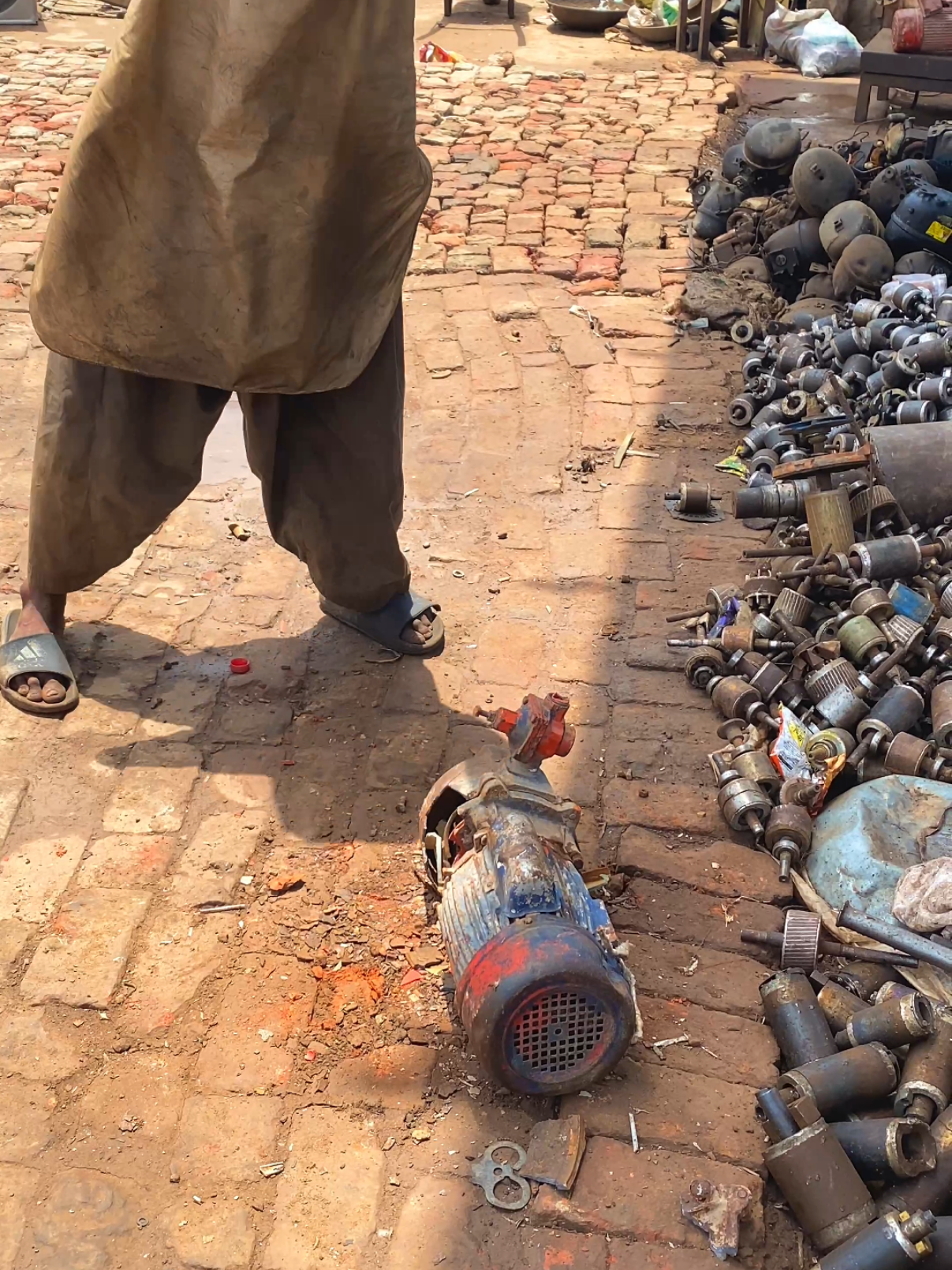 breaking an old water motor #fyp #breaking #water #scrap #tranding 