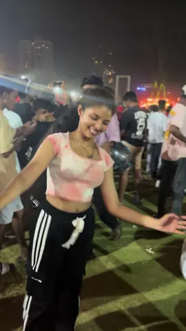 ඔන්න මේ පාරත් නටන්න බැරි සින්දුවකට නැටුවා