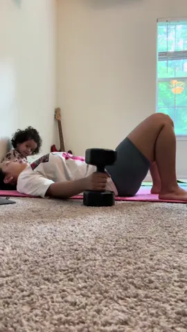 I love calm workouts but working out with my son is so much more fun/ Me gusta hacer ejercicios con calma pero hacerlos con mi hijo es más divertido 😂🩷 #momtok #GymTok #workout #workoutmotivation #workoutchallenge #ejercicio #ejerciciosencasa #f #p 