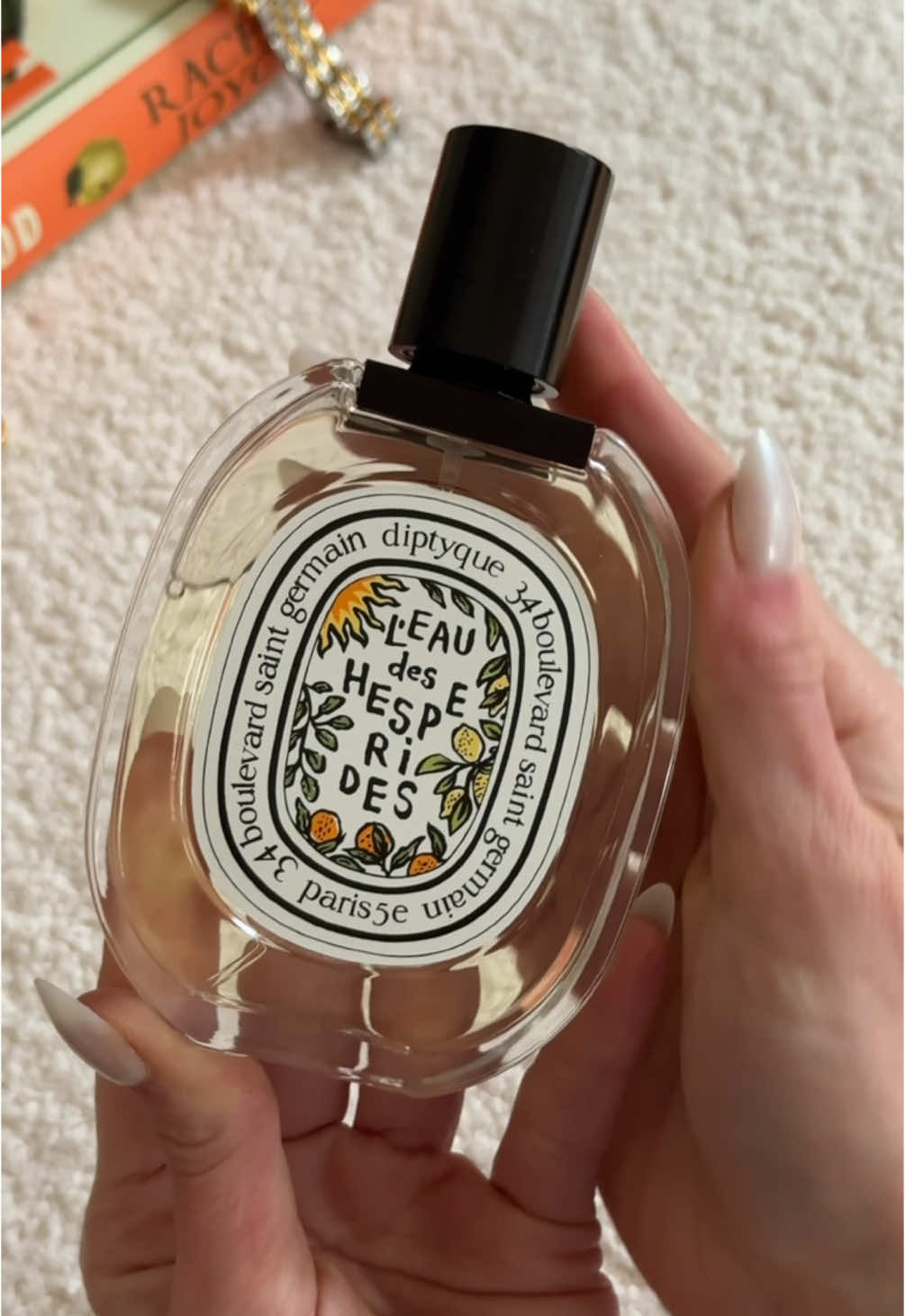 The perfect citrus scent for summer 🍋🍊 Diptyque L’Eau des Hespérides Eau de Toilette, a limited edition summer release for 2025 Diptyque fragrances have been some of my favourites and most memorable from such a young age. Each scent is so natural, poetic and true to its scent notes and this citrusy green focused perfume is no exception.  Notes : bitter orange, lemon • peppermint • Immortelle There is such a herbal, green freshness to this scent, a beautifully delicate aromatic touch with an opening of zesty, sharp citrus notes. Undoubtedly a sparkling, invigorating spritz for the summer season.  For an EDT, the longevity is exceptional with an intimacy in its projection. Complex and surprising and to me, beautiful.  #diptyque #diptyqueparis #citrusfragrances #summerfragrances #perfumetok #perfumetiktok #fragrancetiktok #newperfume #limitededition 