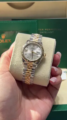 Fresh out of the box and ready to shine. ✨ Rolex Lady-Datejust 28mm (Ref. 279173) in Steel & Yellow Gold with Silver Star Diamond Dial and Jubilee Bracelet – 2025 release. #Rolex #LadyDatejust #279173 #DiamondDial #TwoToneRolex #RolexStyle #LuxuryWatch #FreshStock #levijewelryandwatches #jewelrydistrictla #downtownla #losangeleswatches 