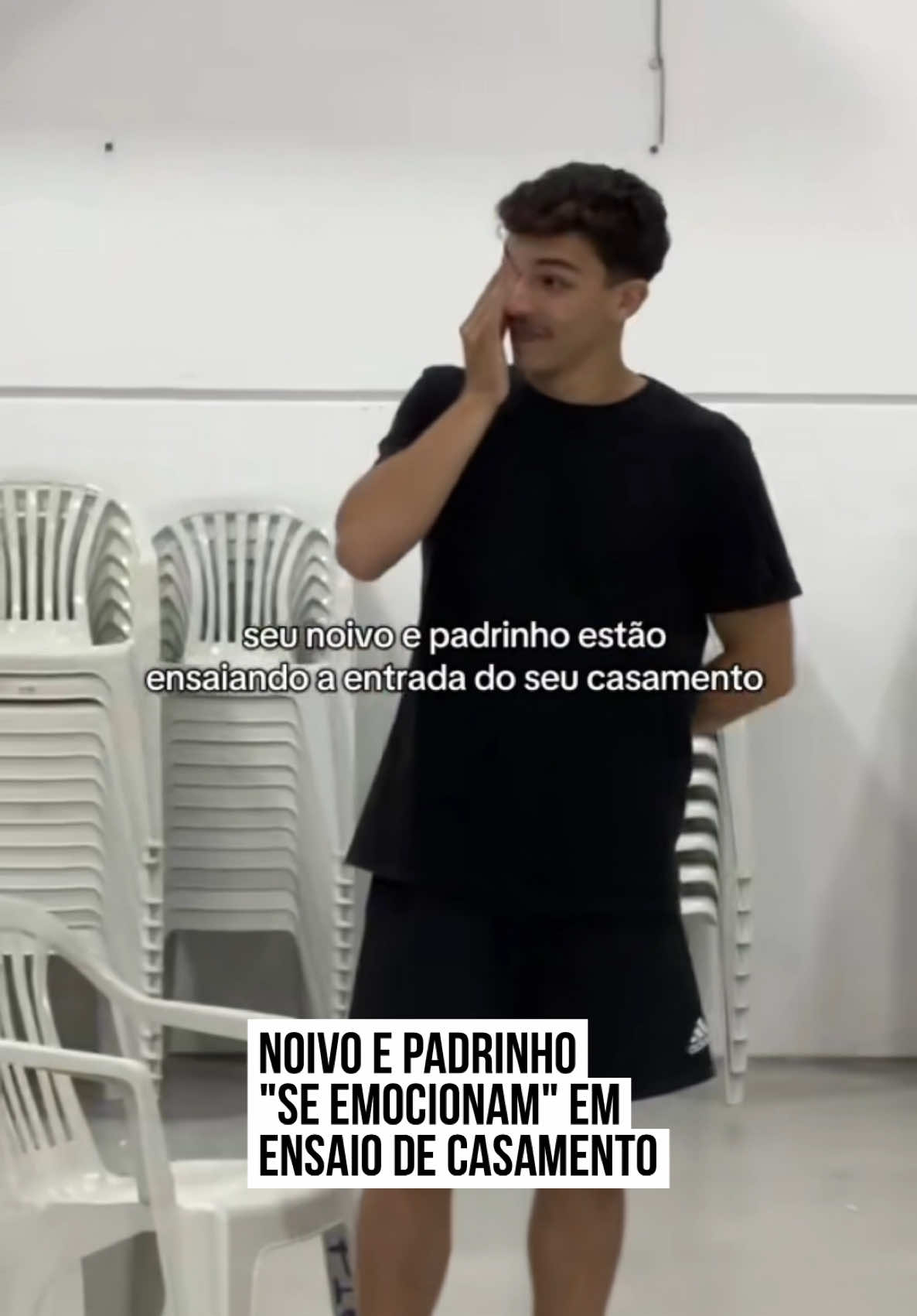 🥹😂 Gabriely Corrêa, moradora de Gaspar (SC), compartilhou o registro do #noivo e do #padrinho durante o #ensaio da #cerimônia de #casamento. O vídeo, no entanto, divertiu a web pelo comprometimento dos amigos, que incluiram até o choro e a emoção da cerimônia. A entrega deles arrancou risadas dos internautas. “Eles tão ensaiando o choro”, destacou um usuário. #EntretêNews 🎥 Reprodução: @gaby.correa06 | @dommedia.br