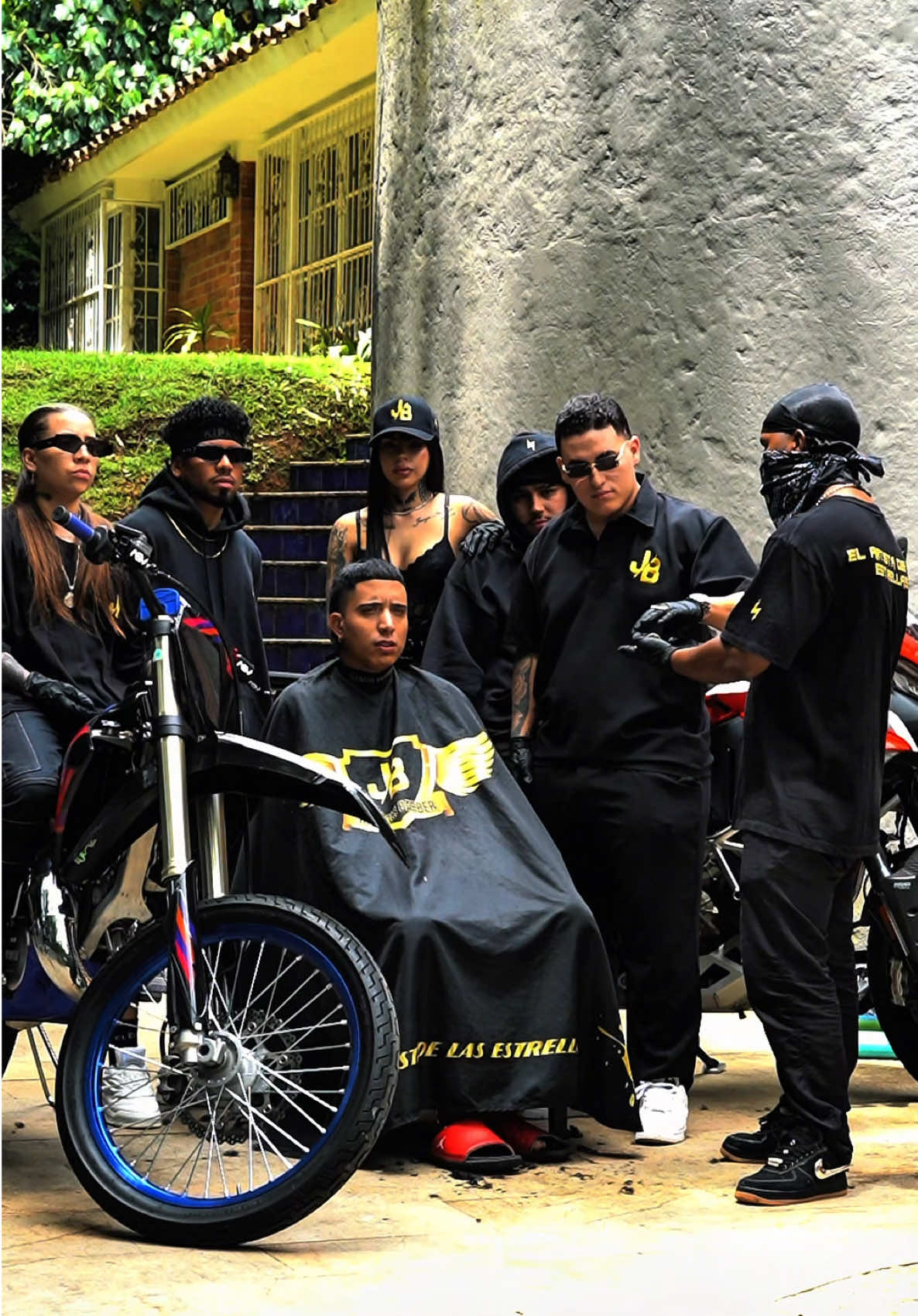 Una movie escasa 🍿🇨🇴🇯🇵 #juanguibarber #stiventc #mrstiventc #barber #barberia 