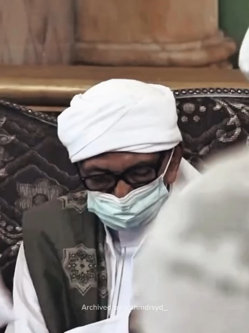 Di tanah yang pernah sunyi, telah tumbuh pohon ilmu dari benih suci— ditanam dengan sabar, disiram doa, oleh tangan yang tak pernah meminta balas jasa. Kai Guru Mukhtar namamu jadi cahaya dalam diam, wibawamu tak bersuara, tapi menggetarkan jiwa. Engkau tak hanya mendirikan bangunan, tapi menegakkan keyakinan. Engkau tak hanya membentuk yayasan, tapi merintis jalan menuju Tuhan. Di tempat ini kini kami berkhidmah, menyambung niatmu yang tak pernah patah, melanjutkan aliran berkah dari tapak kaki para salaf, dalam harap: semoga setiap langkah kami menjadi kelopak dari bunga baktimu yang abadi. Wahai Kai Guru Mukhtar, semoga Allah menjaga namamu di langit, seperti kami menjaganya di bumi. Dan semoga khidmah kecil ini, menjadi bagian dari rindang amalmu yang terus tumbuh meski jasad telah tenang dalam dakapan tanah. #pamangkih #sdislamibnulamin #yayasangotongroyongmuhajirin