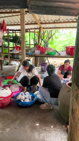 Ban rửa chén khi đám giỗ miền Tây đây hihi