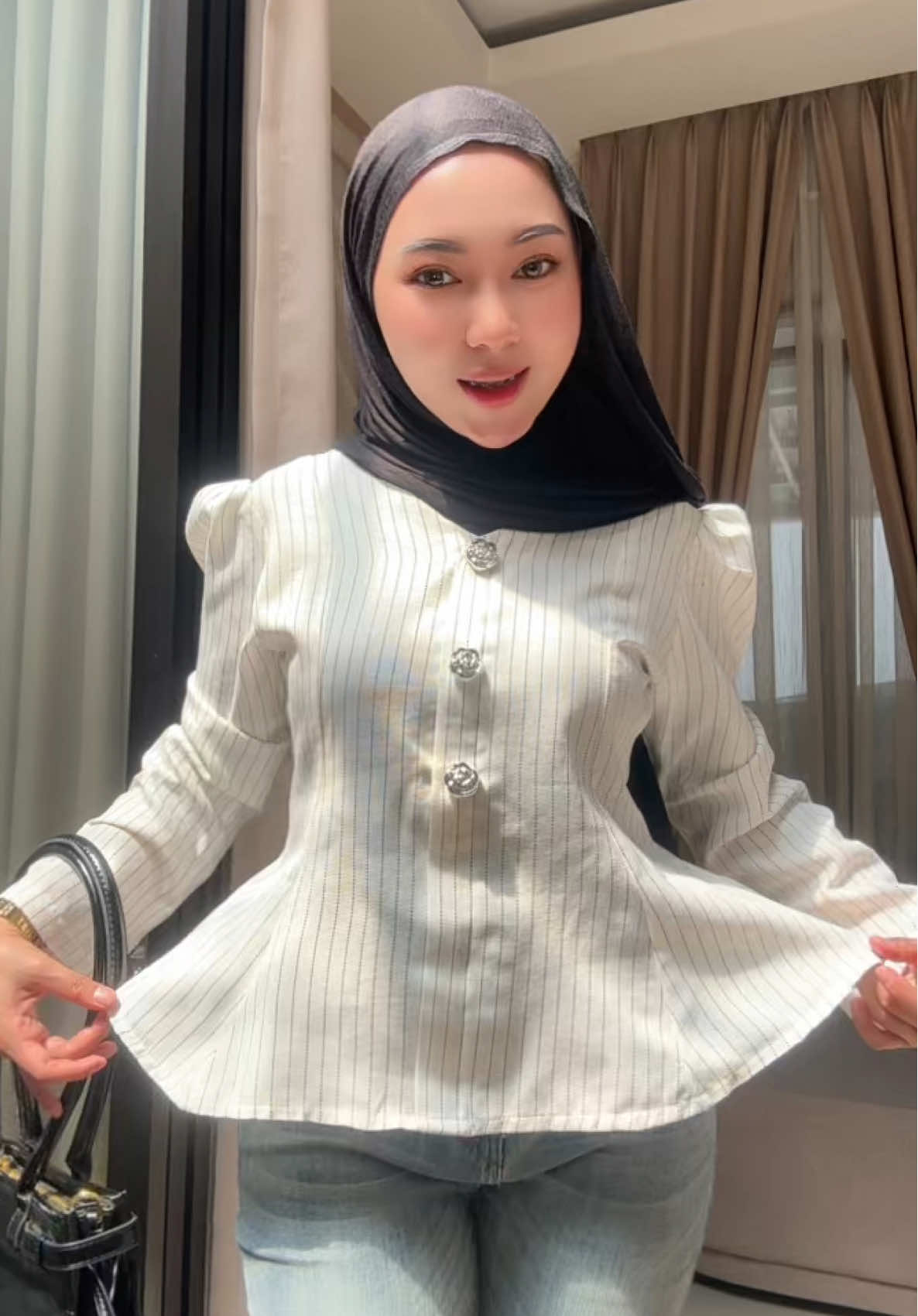 uhuuuuk cantik pouuul modelan peplum top kaya gini, warna broken white makin anggunly 🥳 #peplumtop #peplum #outfitideas #outfits #outfitinspo #outfitinspiration 