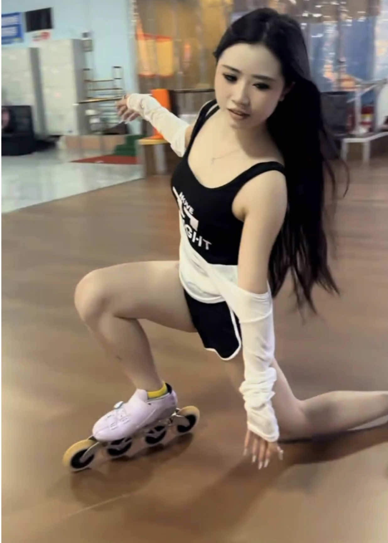 Beautiful😘🤭Roller Skating Girl  #skate #skating #fyp #beautifulgirl #rollerskating #skatinggirls #fypage #tranding #viral #rollerskatinggirl #skater #skatelife #skatergirl #fypシ゚viral #viralvideo #xinxan 