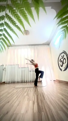 Người tôi yêu ơi, người tôi thương ơi   Còn trong tôi   Mãi xanh như màu mây trời   Là màu mắt em hay nụ cười em   Hay nỗi nhớ tôi em đợi chờ   Là màu cúc xanh nơi tìm về   Xanh nơi mộng mơ - flowbyThuHuyenHoang 🎼Hoa Dại Khờ- Hương Ly vs Tiến Minh #hoadaikho #chatoinguoiolai #Yenellieyoga #flowyoga #yoga #insideflow 