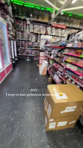 loveddd this place 😝 @Hairgalleria_houston #lovewhatido #houstonhairstylist #travelhairstylist #pvamuhairstylist #beautysupplystore #houstontx 