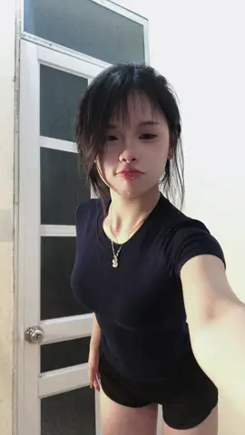 Chéo chân ms đẹp 