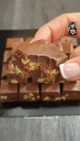 Cea mai buna sí rapida reteta de ciocolata de casa yummy 🥰 reteta pas cu pas aici 👇  Reteta scrisa aici 👇  Reteta ingredientes:👇  200 gr zahar brun  30 ml cafea  50 ml apa  un praf de sare  80 gr unt  250 gr lapte praf  2 linguri cacao  50 gr stafide  100 gr nuca prajita  #retete #romania #traditional #wowbharabite 