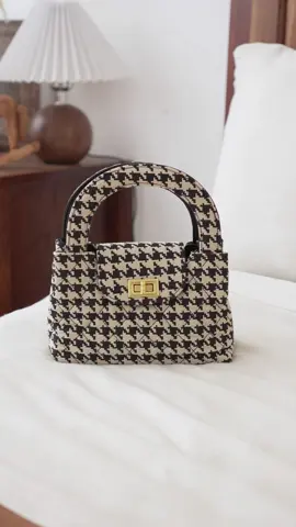 Mẫu túi xách cổ điển cực sang với form dáng sắc nét, tinh tế #túi #tuixach #tuinho #tuinu #tuidep #tuicamtay #quatang #tuideocheo 