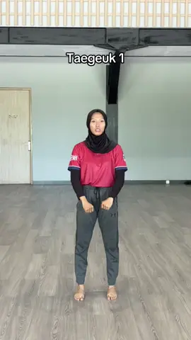 Taegeuk 1 Atlet (nur azizah) Biasakan latihan dengan menggunakan power dan speed rendah sebelum melakukan gerakan maksimal. Fungsinya untuk memperbaiki akurasi pada poomsae yang sedang di bawa saat latihan. Latihan dengan power full tanpa adanya pemanasan sebelumnya, poomsae akan cencerung kelihatan kaku, dan tidak natural. Jadi biasakan mulai latihan dengan menggunakan tahapan speed power 30%, 50% , 80% , 100% (biasanya pelatih yang paham dan melihat kemampuan atletnya) azizah pada latihan ini menggunakan power dan speed 50%. Mengapa demikian? Kita bisa mengontrol diri saat membawakan poomsae dan bisa membantu progres latihan lebih cepat. Selain itu perlu juga latihan fisik dan latihan otot untuk mendukung power dan speed saat kita membawakan poomsae.  #tipsandtricks #latihan #poomsae #taekwondogirl #apchagi #motivation #aesthetic #sulteng #taegeuk1 #xybca #fyp 