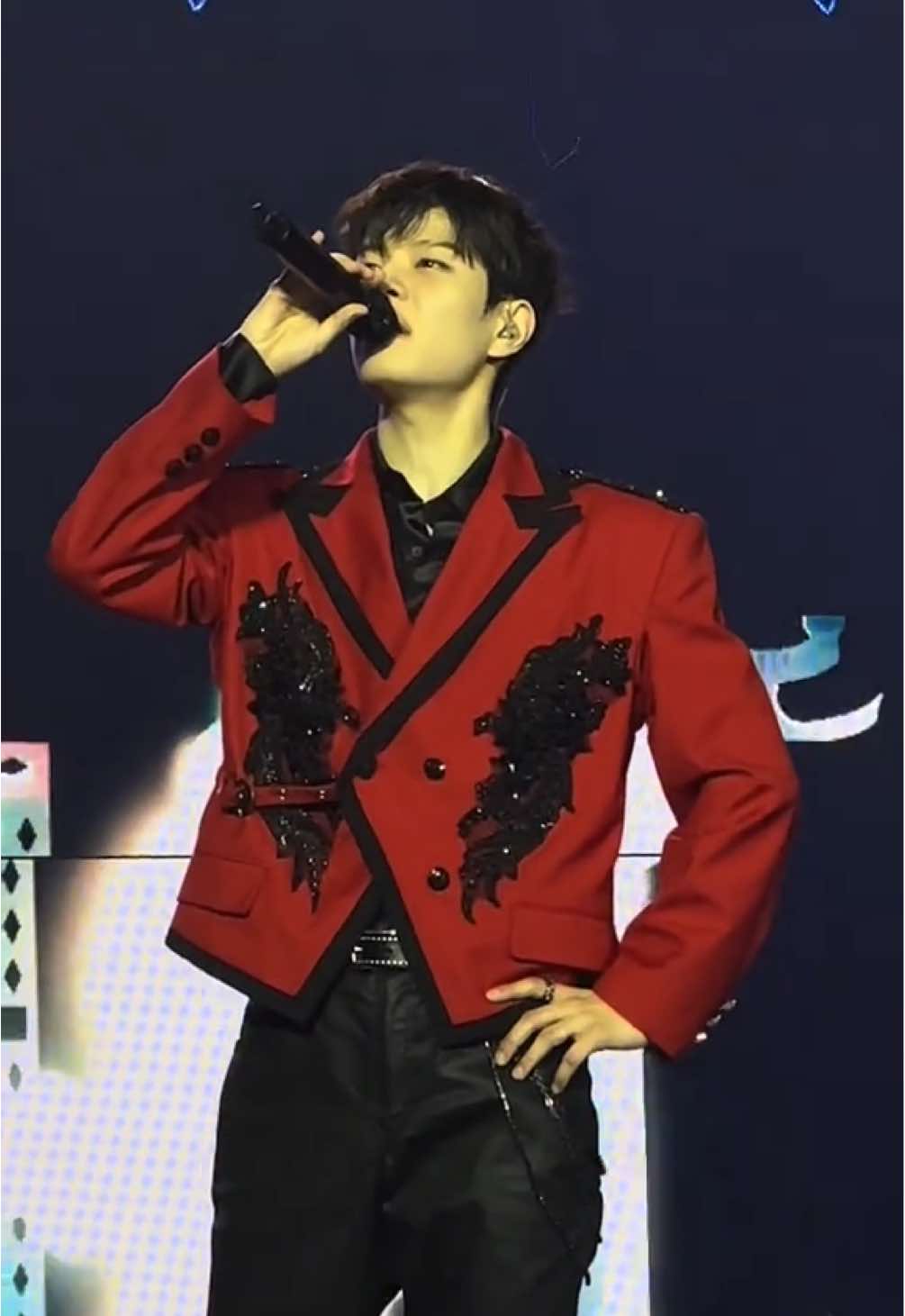 Kim seungmin the man that you are…. #skz #dominate_arlington #straykids #straykidsstay #skzconcert #seungmin #seungminstraykids #seungminfancam 