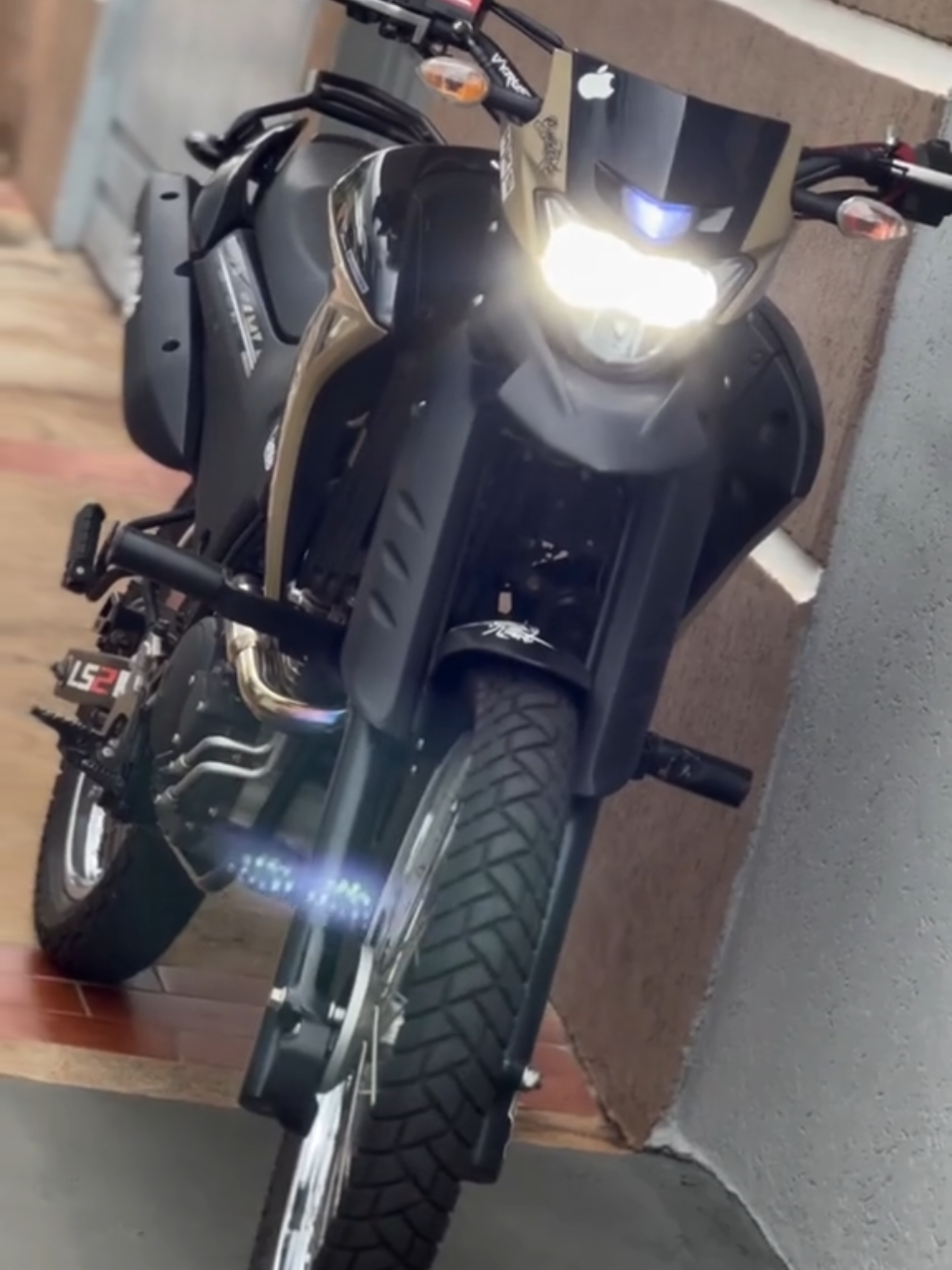 🥱 . . . . . . . . #lander #lander250 #yamaha #yamahavive #favelavenceu #moto #bege #marcha #🚀 