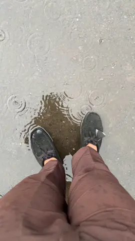 Bertempur dengan rintik hujan #sepatufullblack #clarkswallabees #sepatucasual #porteegoods #kalcer #danapelajar #bestseller 