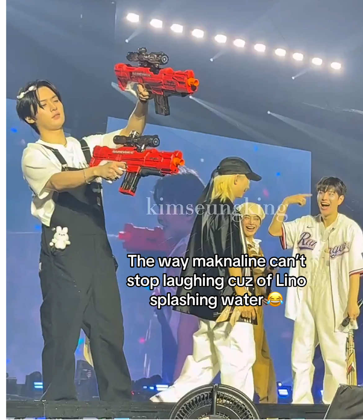 I saw on X that the STAY who got splashed loved it #leeknow #felix #seungmin #yangjeongin #dominatetour #dominatearlington 