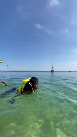 lagi ngajarin bocil berenang dan alhamdulillah ada kemajuan, wkwk yang gabisa berenang aman tinggal minta diajarin mas-mas guidenya. #giliketapang #fypシ゚ #snorkeling #fypage #pantai #fyppppppppppppppppppppppp #masukberanda #pesonaindonesia #jawatimur 