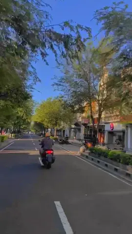 Pagi Malioboro #malioboro #jogja #yogyakarta #jalanjalan #bahanswmu #paghari #sunmori #santai #anakmuda#statuswhatsapp 