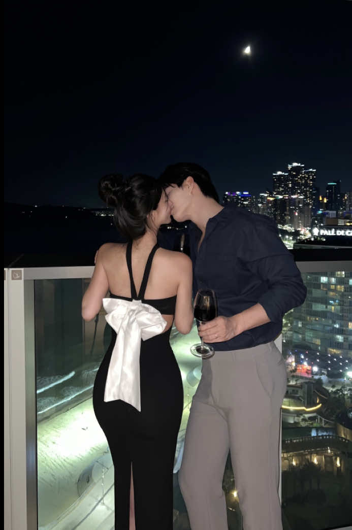 올여름에 꼭 찍어야 할 (병맛)릴스 ㅋㅋㅋㅋ 어제 시그니엘 부산 첫공구 예고 릴스 올리 고 역대급 반응이었는데요... 너무 많은 분들 이 기대해 주시고 계신데 기대에 부응해 보 겠습니댜...? 시그니엘 부산 우리가 다 접수해 보자고 !!!!!!! ✔️위 릴스 만들 때 TIP 캣컷 어플에서 화면 전환 될 때마다 흔들림 효과 넣어주기 ! #시그니엘 #시그니엘부산 #해운대 #호캉스 #호텔 