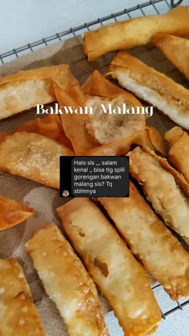Gorengan Bakwan Malang. Jangan lupa SAVE videonya. Berhubung banyak yang DM minta resep gorengan bakwan malang, ok aku spill resepnya.  Untuk isian bakwan malang yang dikukus, aku alasi dasar kukusannya dengan baking paper @sevenpapers yang aman untuk makanan. Bisa dipakai untuk manggang, ngukus, dll. Pakai baking paper ini, makanan jadi anti lengket saat dikukus atau dipanggang. Bahan isian pangsit goreng/tahu: 300 gr paha ayam giling (bisa campur dengan daging sapi giling) 2 sdm minyak bawang putih 1 btr putih telur 75 g es batu 2 sdt garam 2 sdt kaldu bubuk ½ sdt merica 150 g tepung tapioka Bahan Kuah:  1.5 liter air 200 g tulang ayam 2 batang daun bawang iris 2 sdm bawang goreng dihaluskan 3 sdt garam 1 sdt kaldu bubuk 1/2 sdt merica 2 sdt bawang putih bubuk  Bahan Pelengkap: 20 lembar kulit pangsit 8 buah tahu putih potong 2  8 buah tahu coklat 10 buah bakso sapi Mie kuning  Seledri Bawang goreng  Sambal saos atau ulek Bahan isian: 1.	Campur ayam giling dengan semua bahan ke dalam chopper, proses hingga tercampur rata. 2.	Masukkan tapioka, proses lagi hingga tercampur rata.   3.	Isi adonan ke kulit pangsit dan tahu.  4.	Goreng pangsit yang sudah diberi isian 5.	Kukus tahu yang sudah diberi isian selama 20 mnt 6.	Sajikan dengan bahan pelengkap dan kuahnya. Cara buat kuah:  1.	Didihkan air, masukan bumbu dan tulang, masak hingga mendidih 2.	Siapkan mangkuk, tata bakso, pangsit goreng dan tahu.  3.	Tuangi dengan kuahnya, taburi dengan seledri dan bawang goreng. #bakwanmalang #baksomalang #bakwan #cemilan #baksobakwanmalang 