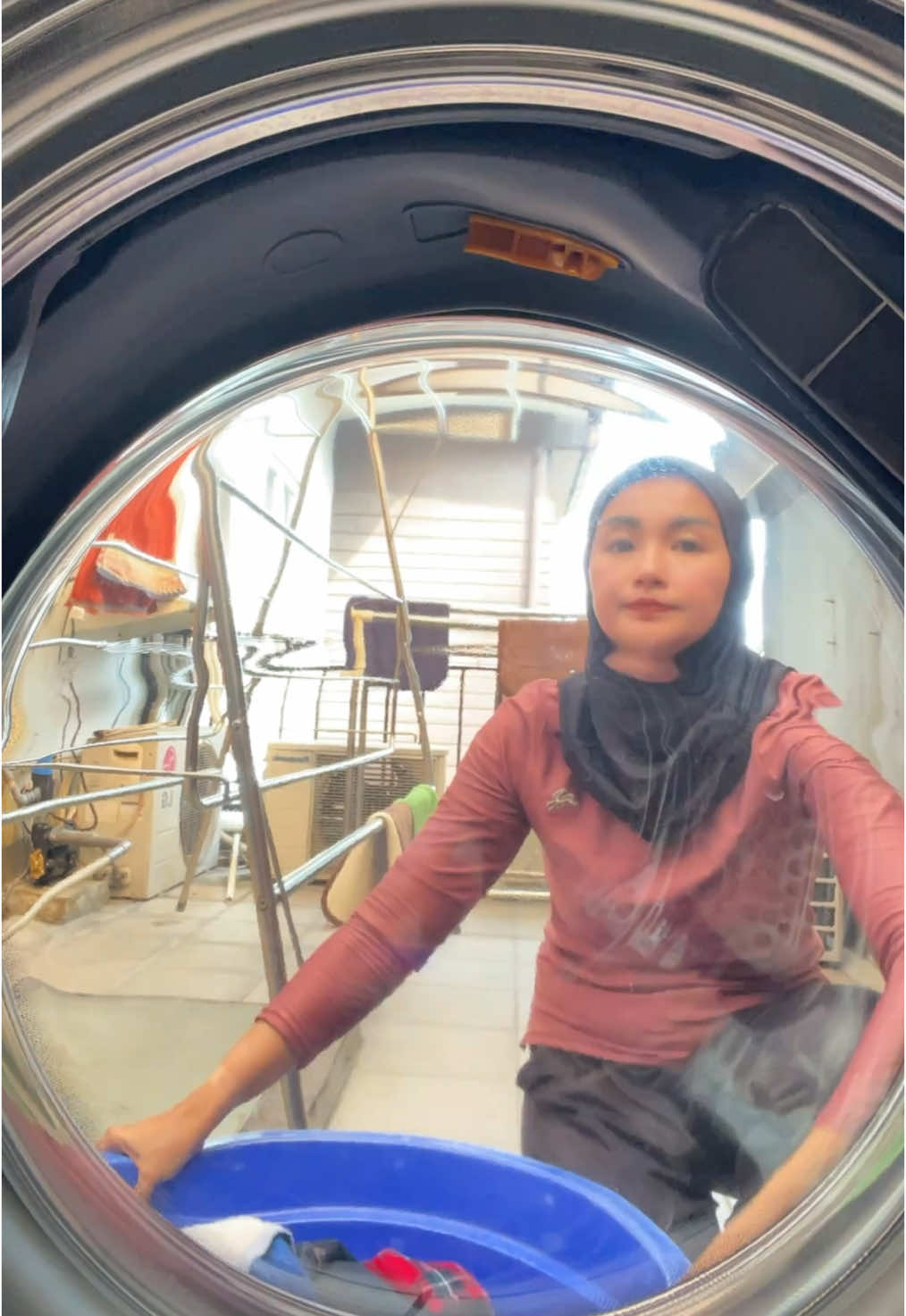 Kalo emak-emak runner lari 10K mah biasa… Yang berat tuh cucian anak dua + bapaknya abis long weekend ini 🤣 Finish line? Udah UMUM… Finish cucian setumpuk?  Baru itu namanya ENDURANCE … 😜 Emak-emak strong bukan karena SPEED, tapi karena MESIN CUCI!” Bener gak sihh ?? 🤪😜 Btw kulkas lagi di servis krn kebanyakan ngonten buka kulkas 😅😂 . . #fyp #trending #runningmamaningmom #runningmotivation #runnersofinstagram #instarunner #runinspo #perempuanberlari #temporun