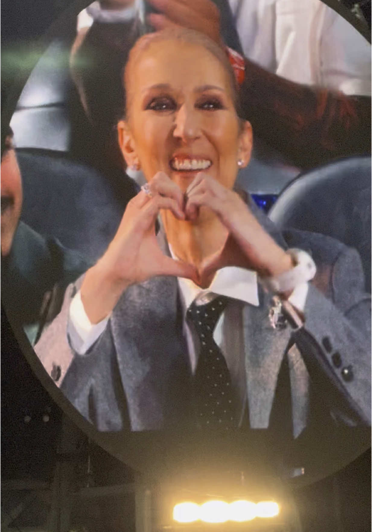 Queen Dion made an appearance at the Coldplay show in Vegas and the whole room was shook! Name a more iconic appearance! ✨ We ❤️ you @Celine Dion !!!! @coldplay #coldplay #coldplayconcert #allegiantstadium #fypシ #fyp #foryoupage #musicofthespheresworldtour #coldplay2025 #lasvegas #coldplaylive 