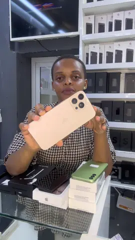 Iphone 16 pro max high copy 1tb/1000gb battery 100% 400,000 Tupo kariakoo mtaa wq masasi jiran na kanisa la kkkt  pia tupo osterbay jengo la dar free market ghorofa ya 1 Tupigie 0627940893