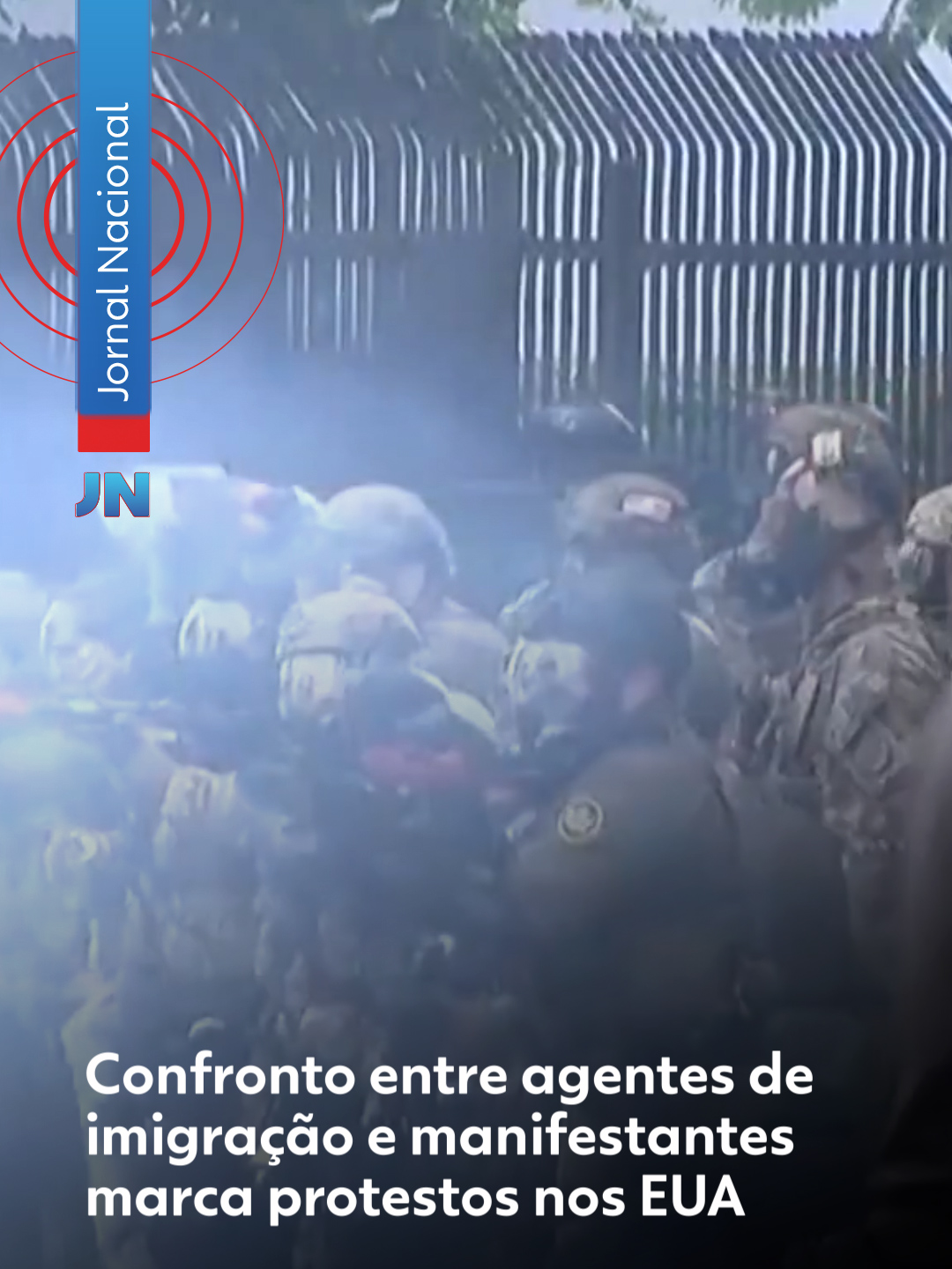 #EstadosUnidos - Agentes do serviço federal de imigração e alfândega dos Estados Unidos entraram em confronto com manifestantes que protestavam contra operações para prender imigrantes ilegais. A polícia de Los Angeles usou bombas de gás lacrimogêneo para dispersar a multidão. Os protestos começaram na noite da última sexta-feira, depois que os agentes de imigração prenderam 44 pessoas na cidade. O chamado 