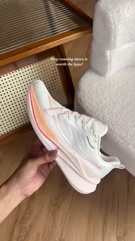 first xtep shoes and gurl, nakikipagsabayan sa mga kilalang brands! super lightweight!! #xtep #xtepshoes #runningshoes #shoesrecommendation #workoutshoes 