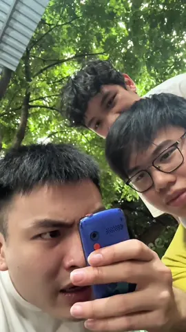 Dắt 2 bà cháu