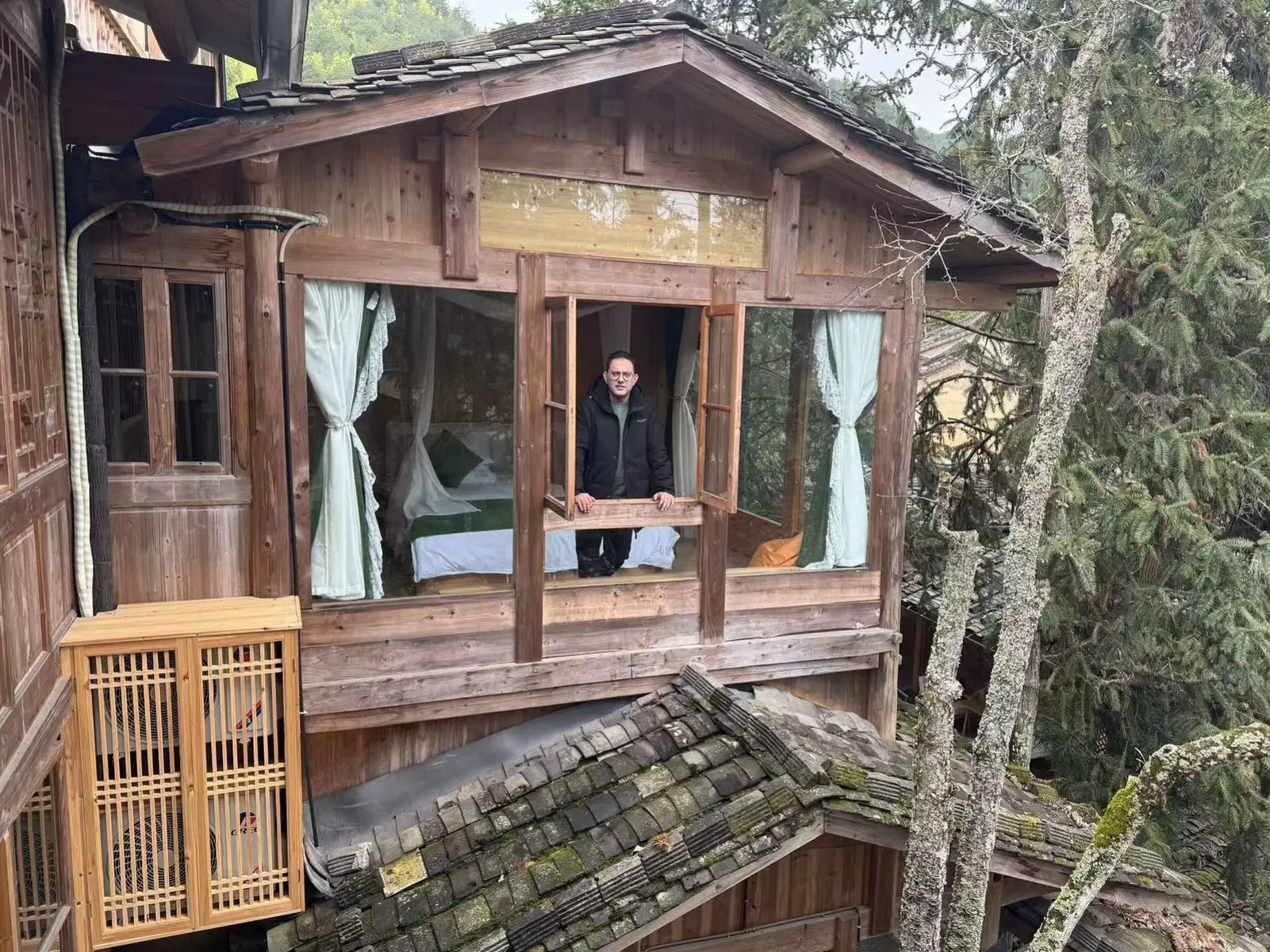 #creatorsearchinsights غلط ٹرین سے اترنا سیکھیں۔۔۔ ایک ماہر  نفسیات کا کہنا ہے کہ بطور ماہرنفسیات بےشمار لوگ میرے پاس ایسے آتے ہیں جو بےمقصد۔۔۔بےمنزل ۔۔۔غلط یا درد دینے والےتعلق میں ہوتے ہیں اور انھیں پتا بھی ہوتا ہے کہ یہ تعلق ان کے لئے بہتر نہیں ہے مگر وہ اس تعلق سے باہر نہ نکلنے کی ایک عجیب  منطق  دیتےہیں کہ میں اس تعلق میں کئی سال یا کئی ماہ سے ہوں۔میں نے اتنا عرصہ اس تعلق کو دیا ہے یا اس میں وقت لگایا ہے۔میں کہیں اور کیوں جاؤں؟ میں انھیں سمجھاتا ہوں کہ فرض کریں کہ آپ ٹرین میں بیٹھے کہیں جا رہے ہیں اور کئی گھنٹوں بعد آپ کو پتا چلتا ہے کہ آپ جہاں جانا چاہتے تھے یہ ٹرین وہاں نہیں جا رہی۔یعنی آپ غلط ٹرین میں بیٹھ گئے ہیں۔اب جب آپ کو پتا چل جائے کہ آپ غلط ٹرین میں بیٹھے ہیں تو آپ کیا کریں گے؟ یہ سوچ کر بیٹھے رہے گے کہ چلوں آدھا سفر تو طے ہو چکا ہے۔جہاں یہ ٹرین جا رہی ہے وہی چلتے ہیں۔یا آپ ٹرین کی منتیں کریں گے۔ روئیں گے کے پلیز راستہ بدلو۔مجھے میری منزل تک لے کر جاؤ۔جبکہ ٹرین تو وہاں جا ہی نہیں رہی تھی جہاں آپ جانا چاہتے ہیں۔یاآ پ اپنی غلطی مان کر کہ یہ میری غلطی ہے جو میں غلط ٹرین میں بیٹھ گیا۔یا کسی نے مجھے دھوکے سے غلط ٹرین میں بیٹھا دیا۔غلط ٹرین سے فوراً اترنے کی کوشش کریں گے ؟۔ بالکل اسی طرح ہمیشہ تعلق میں بھی دھیان رکھیں کہ آپ کا تعلق وہیں جا رہا ہے جہاں آپ جانا چاہتے ہیں یا نہیں ۔ مجھے افسوس کے ساتھ کہنا پڑ رہا ہے کہ ہم زندگی میں بہت کچھ سیکھتے ہیں مگر غلط ٹرین سے اترنا نہیں سیکھتے۔جس کا ہمیں نقصان یہ ہوتا ہے کہ ہم غلط ٹرین میں بیٹھے روتے رہتے ہیں۔ منقول  #eatisamulhaq #urdu #urdukatha #fypシ #Relationship #foryou 