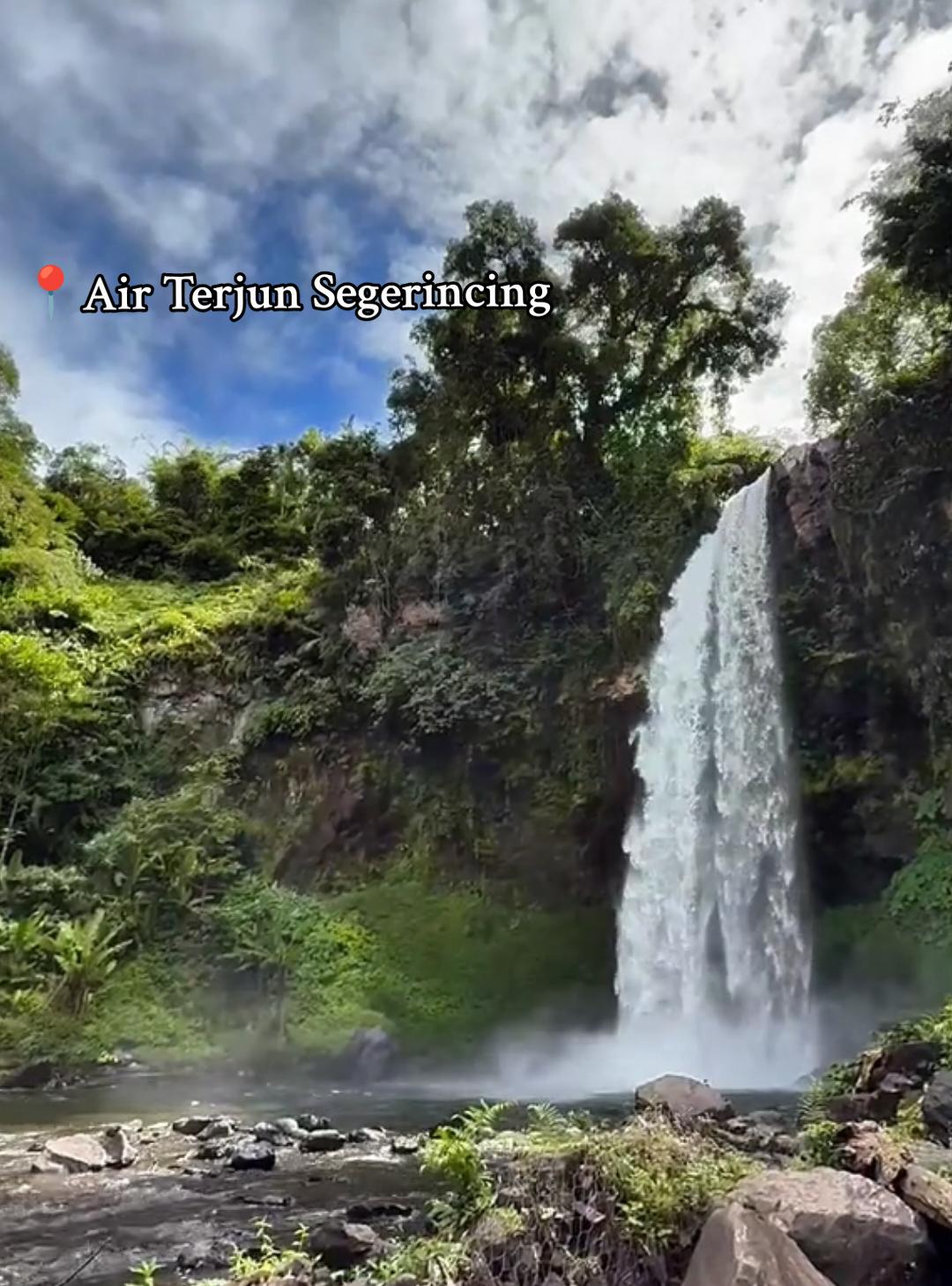 4 jam perjalanan = Pemandangan alam yang luar biasa. Worth it? Tentu saja. 🫶🏻💓🔥🥰 #fyp #fyppppppppppppppppppppppp #fypシ゚ #rekomendasi #wisata #alam #airterjun #segerincing #merangin #bangko #lewatberanda #explore 